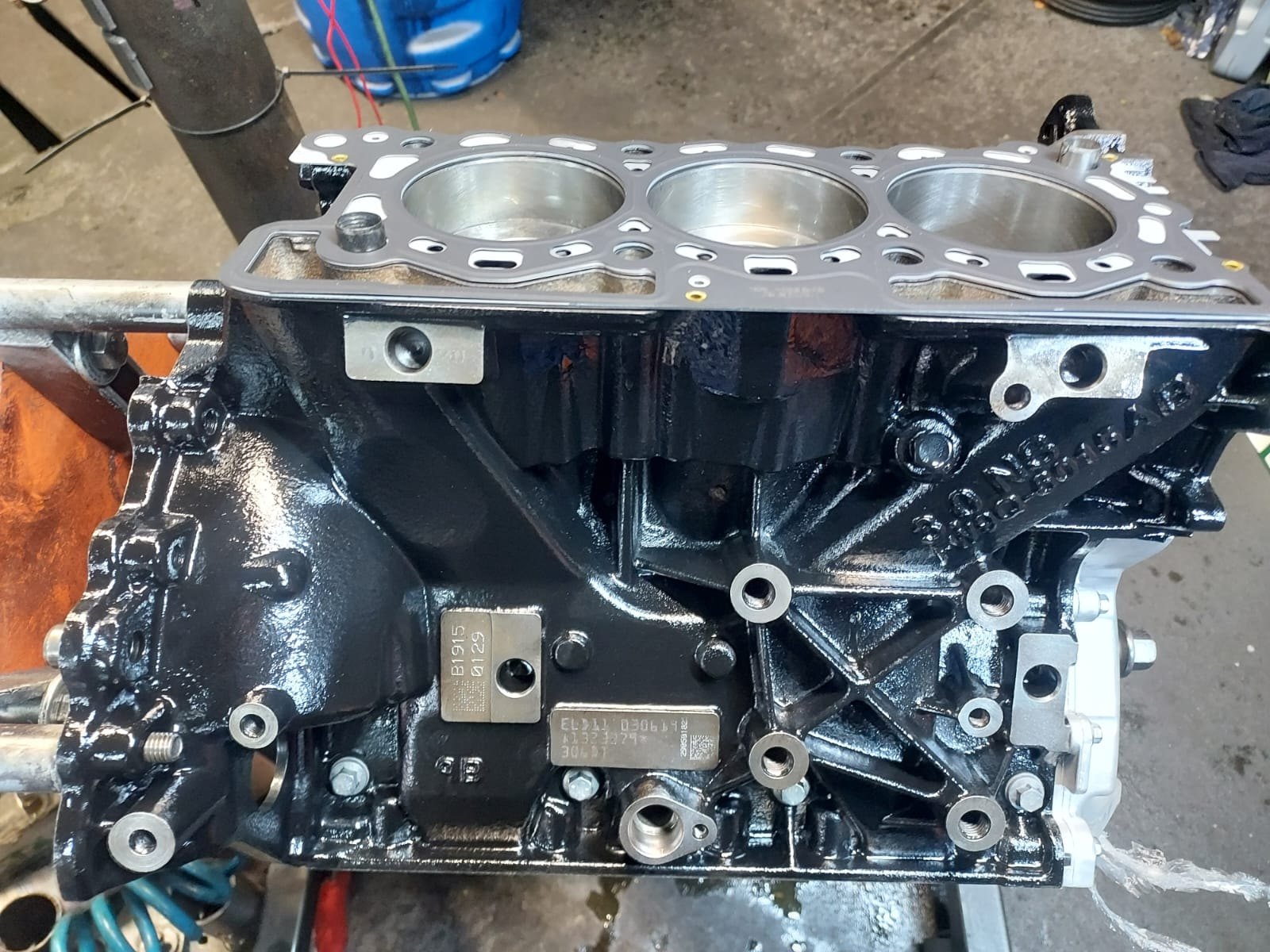 V6-blokken med den anden cylinderbank efter rensning