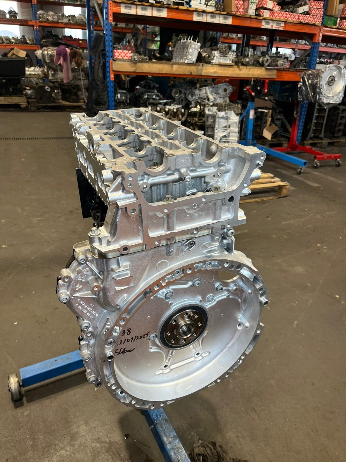 Renoveret Mercedes OM 651 long block med svinghjul på stativ